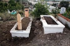 OĞLUYLA YAN YANA DEFNEDİLDİ