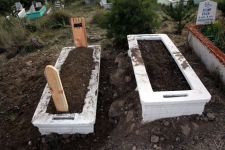 OĞLUYLA YAN YANA DEFNEDİLDİ