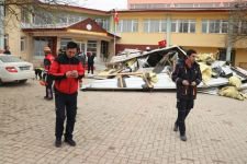 OKULUN ÇATISI BAHÇESİNE DÜŞTÜ