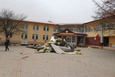 OKULUN ÇATISI BAHÇESİNE DÜŞTÜ