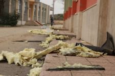 OKULUN ÇATISI BAHÇESİNE DÜŞTÜ