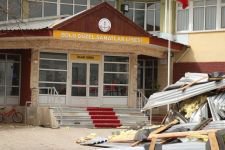 OKULUN ÇATISI BAHÇESİNE DÜŞTÜ