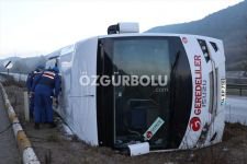 OTOBÜS DEVRİLDİ, 10 KİŞİ YARALANDI