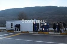 OTOBÜS DEVRİLDİ, 10 KİŞİ YARALANDI
