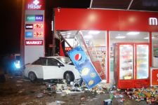 OTOMOBİL AKARYAKIT İSTASYONUNA DALDI