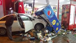 OTOMOBİL AKARYAKIT İSTASYONUNA DALDI