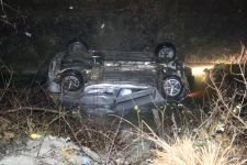 OTOMOBİL DEVRİLDİ, 3 KİŞİ YARALANDI