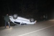 OTOMOBİL TAKLA ATTI, 2 KİŞİ YARALANDI