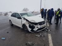 OTOMOBİL VE MİNİBÜS ÇARPIŞTI, 3 KİŞİ YARALANDI