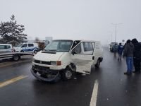 OTOMOBİL VE MİNİBÜS ÇARPIŞTI, 3 KİŞİ YARALANDI