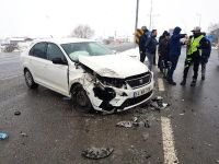 OTOMOBİL VE MİNİBÜS ÇARPIŞTI, 3 KİŞİ YARALANDI