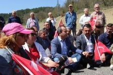 ÖZCAN, MUDURNU YOLUNU KAPATTI
