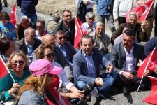 ÖZCAN, MUDURNU YOLUNU KAPATTI
