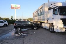 PARK HALİNDEKİ TIR'A ÇARPTILAR