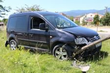 REFÜJE SAVRULAN ARAÇ AĞAÇ SAYESİNDE DURDU