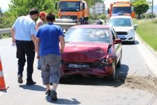 REFÜJE SAVRULAN ARAÇ AĞAÇ SAYESİNDE DURDU