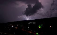 ŞİMŞEKLERİN GÖRÜNTÜSÜ HAYRAN BIRAKTI