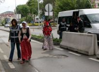 TIRNAKÇI KADINLAR GÜVENLİK KAMERASINA YAKALANDI