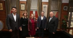 ÜNLÜ OYUNCUDAN BELEDİYEYE ZİYARET