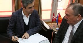 ÜNLÜ OYUNCUDAN BELEDİYEYE ZİYARET