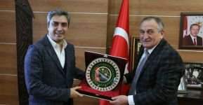 ÜNLÜ OYUNCUDAN BELEDİYEYE ZİYARET