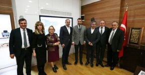 ÜNLÜ OYUNCUDAN BELEDİYEYE ZİYARET