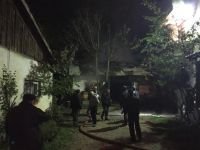 ÜZGÜN GÖZLERLE İZLEDİ