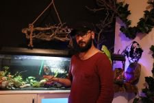 VAHŞİ HAYVANLARI OFİSİNDE BESLİYOR