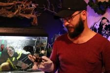 VAHŞİ HAYVANLARI OFİSİNDE BESLİYOR