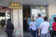 VATANDAŞLAR DÖVİZLERİNİ BOZDURUYOR