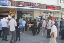 VATANDAŞLAR DÖVİZLERİNİ BOZDURUYOR