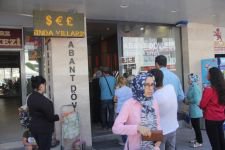 VATANDAŞLAR DÖVİZLERİNİ BOZDURUYOR