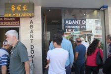 VATANDAŞLAR DÖVİZLERİNİ BOZDURUYOR