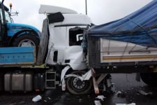 YAĞMUR TIRLARA KAZA YAPTIRDI