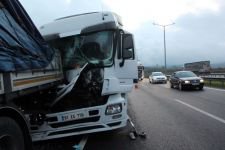 YAĞMUR TIRLARA KAZA YAPTIRDI