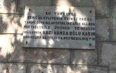 YANAN TÜRBE ONARILMAYI BEKLİYOR