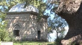 YANAN TÜRBE ONARILMAYI BEKLİYOR