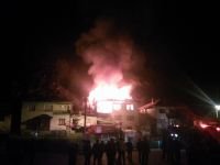 YANGIN BİNANIN ÜST KATINI KÜL ETTİ