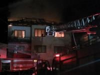 YANGIN BİNANIN ÜST KATINI KÜL ETTİ