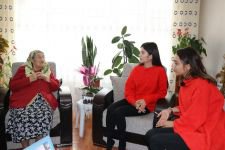 YAŞLILARA SEVGİ ELİNİ UZATIYORLAR