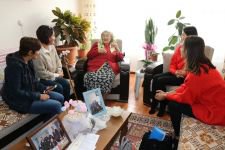 YAŞLILARA SEVGİ ELİNİ UZATIYORLAR