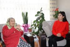 YAŞLILARA SEVGİ ELİNİ UZATIYORLAR