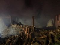 YAYLA EVİNE YILDIRIM DÜŞTÜ