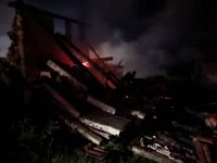 YAYLA EVİNE YILDIRIM DÜŞTÜ