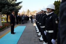 YENİ VALİ GÖREVE BAŞLADI