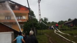 YILDIRIM DÜŞEN EVİN ÇATISI YANDI