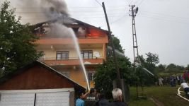 YILDIRIM DÜŞEN EVİN ÇATISI YANDI