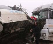 YOLCU OTOBÜSÜ İLE TIR KAFA KAFAYA ÇARPIŞTI