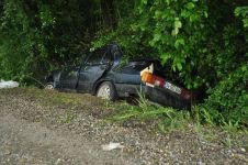 YOLDAN ÇIKIP ŞARAMPOLE DEVRİLDİ