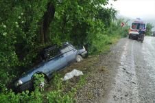 YOLDAN ÇIKIP ŞARAMPOLE DEVRİLDİ